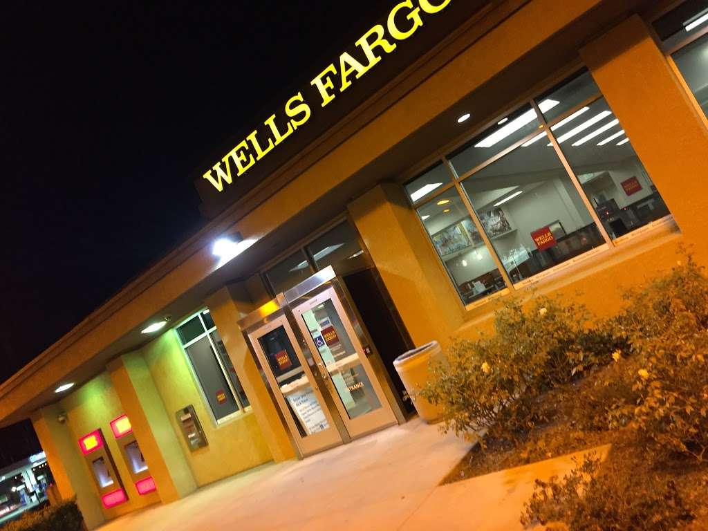 Wells Fargo Bank | 2751 Via De La Valle, Del Mar, CA 92014, USA | Phone: (858) 509-3400