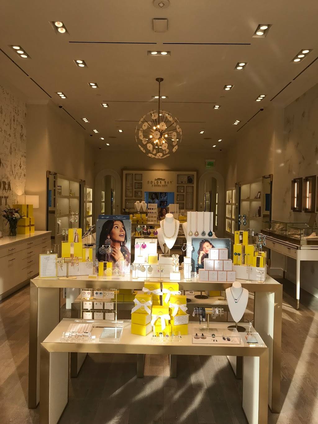 Kendra Scott | 3334 W Friendly Ave Suite 103, Greensboro, NC 27410, USA | Phone: (336) 285-0372