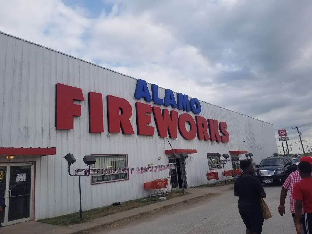 Alamo Fireworks Megastore | 1650 I-45, Hutchins, TX 75141, USA | Phone: (210) 667-1106