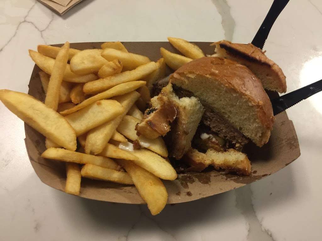 8 oz. Burger | Terminal 4, 400 World Way, Los Angeles, CA 90045, USA