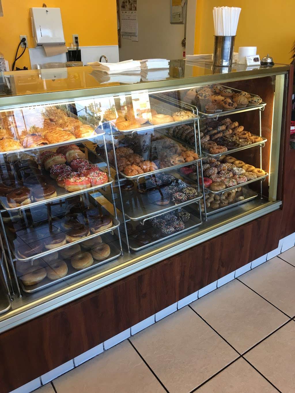 Hole N One Donuts & Bagels | 33040 Antelope Rd # 102, Murrieta, CA 92563, USA | Phone: (951) 301-4225