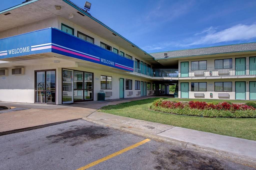 Motel 6 Tulsa West | 5828 W Skelly Dr, Tulsa, OK 74107 | Phone: (918) 445-0223