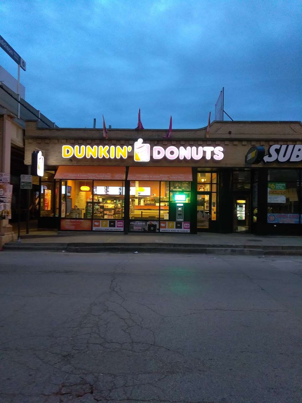 Dunkin Donuts | 947 W Addison St, Chicago, IL 60613, USA | Phone: (773) 726-7254