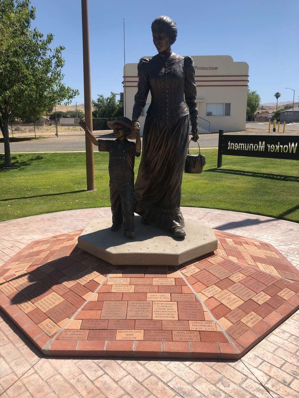 Oilfield workers Monument | 598 Supply Row #400, Taft, CA 93268, USA