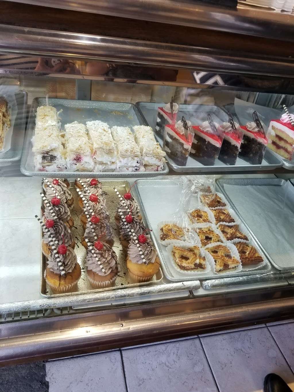 Calibella Bakery & Piqueteadero | 164 Wyckoff Ave, Brooklyn, NY 11237, USA | Phone: (718) 497-3614