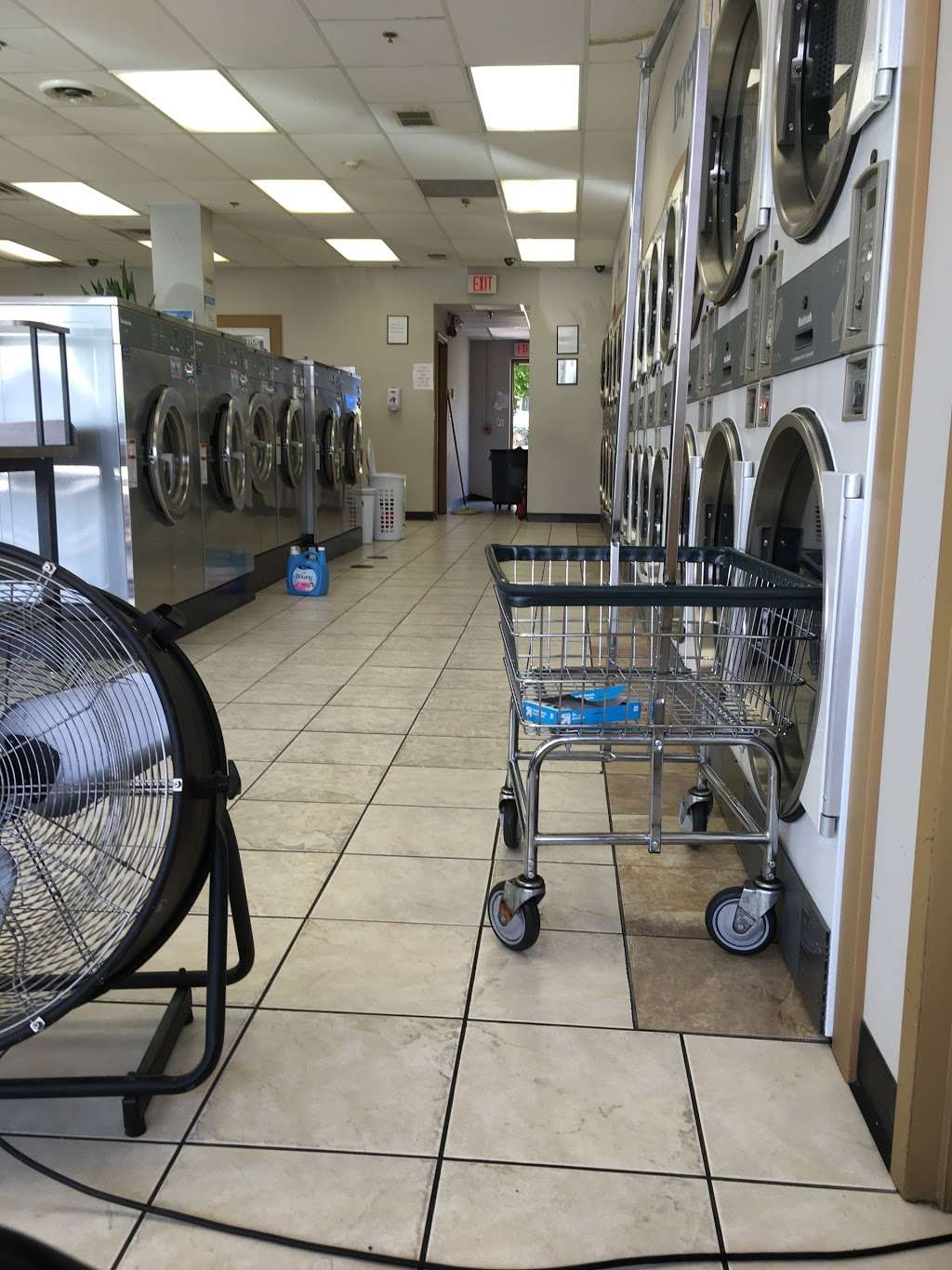 Ragu Suds Laundromat | 340 N Independence Blvd # B, Romeoville, IL 60446, USA