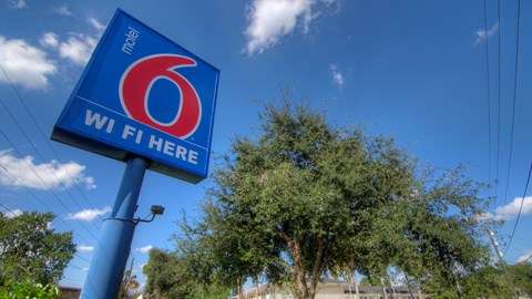 Motel 6 Orlando - Winter Park | 5300 Adanson St, Orlando, FL 32810, USA | Phone: (407) 647-1444