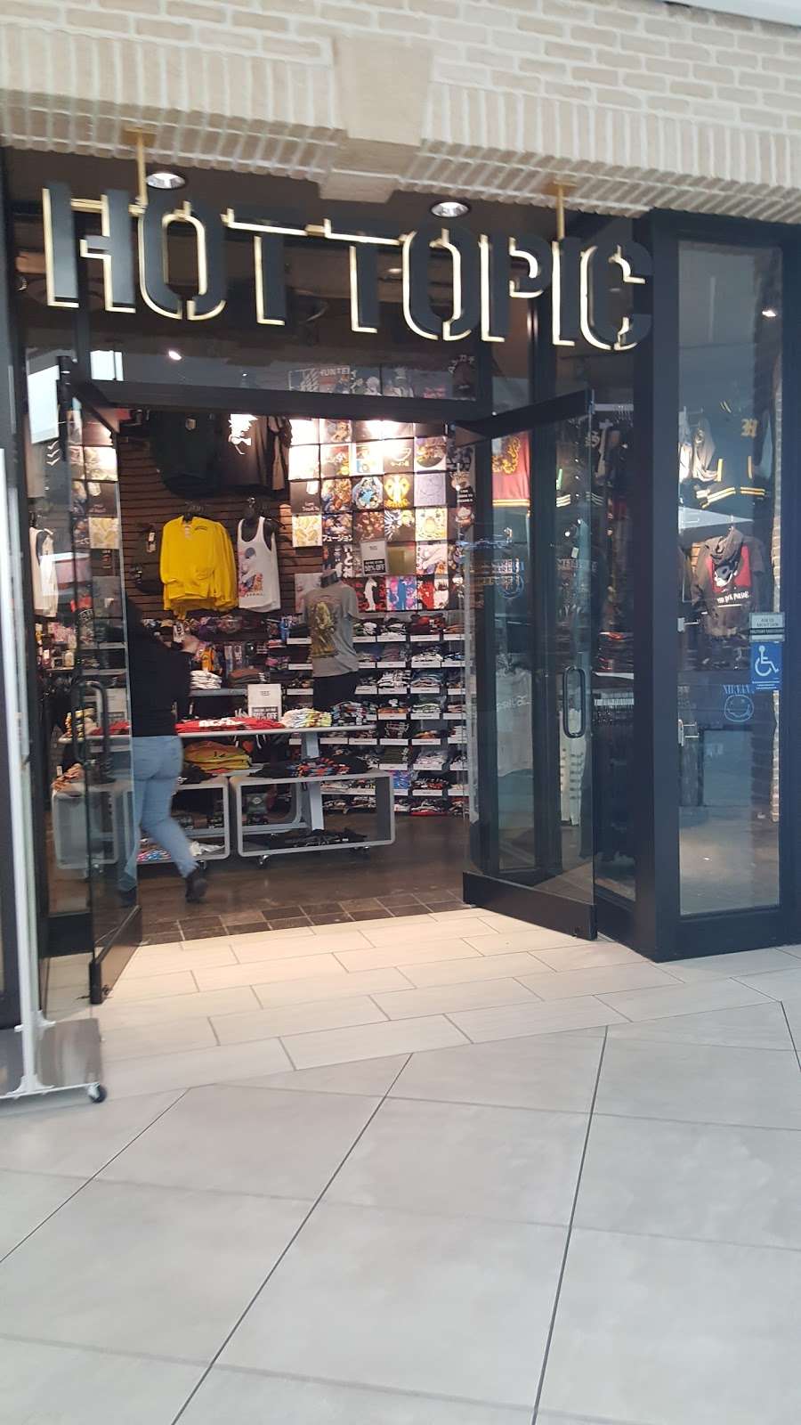 Hot Topic | 1400 Willowbrook Mall #2085, Wayne, NJ 07470 | Phone: (973) 890-7725