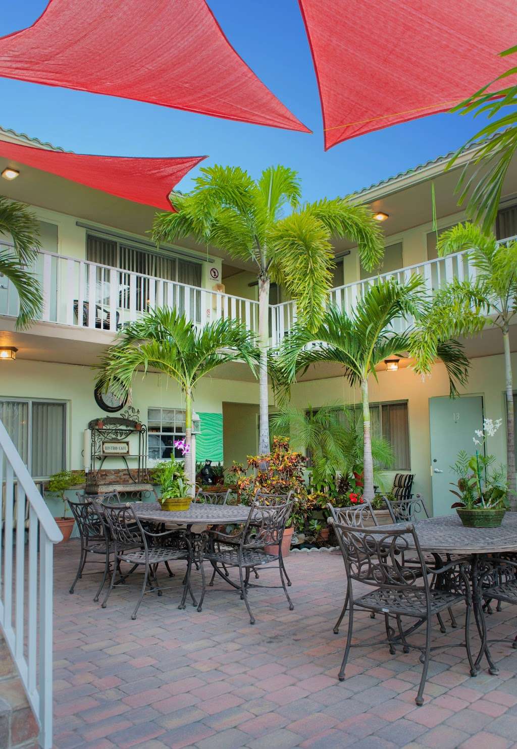 The Big Coconut Guesthouse | 1021 NE 13th Ave, Fort Lauderdale, FL 33304, USA | Phone: (954) 712-9600