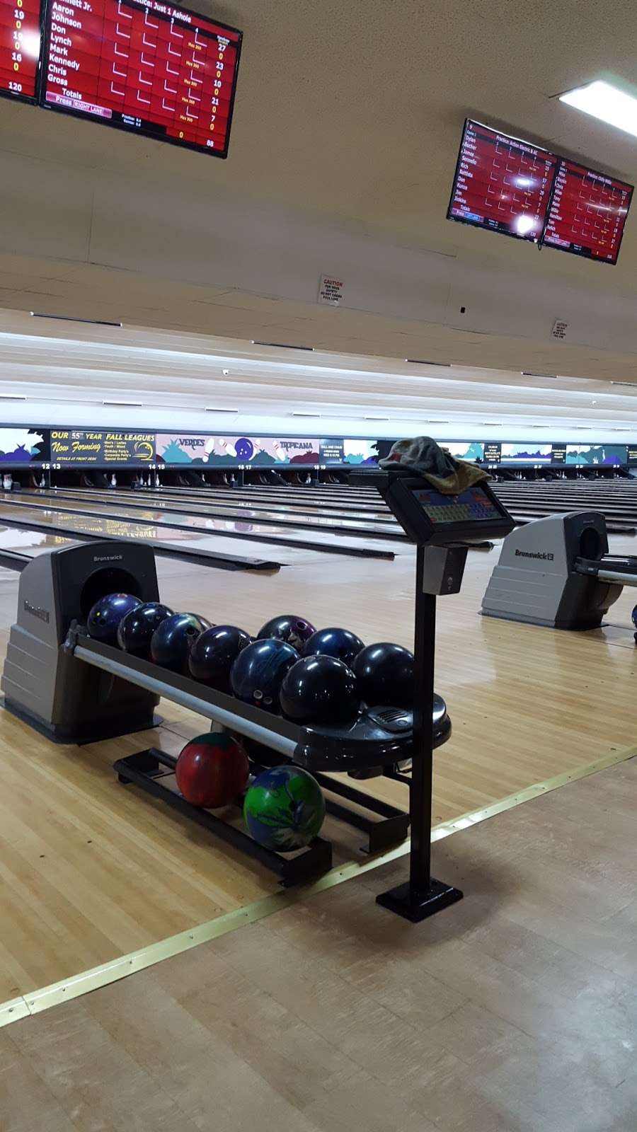 Verdes Tropicana Bowling Lanes | 2500 N Florida Mango Rd, West Palm Beach, FL 33409, USA | Phone: (561) 683-5424