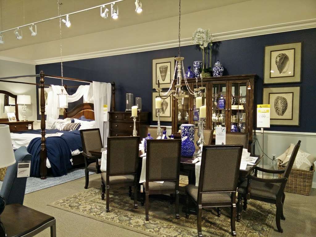 Ashley HomeStore | 829 N Alafaya Trail, Waterford Lakes Pkwy, Orlando, FL 32828 | Phone: (407) 382-1505