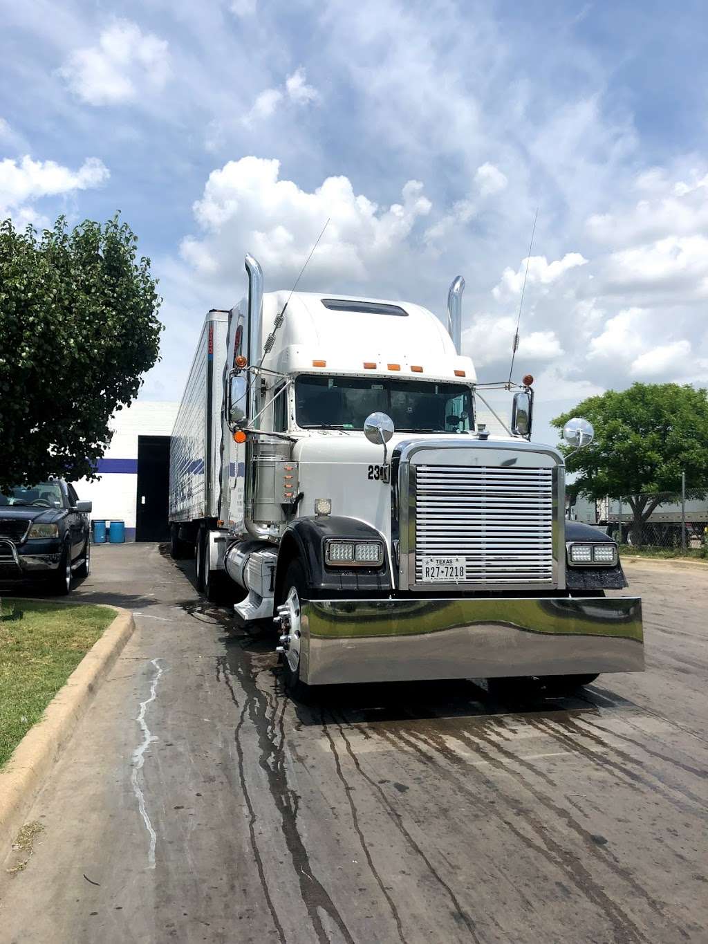 Galaxy Truck Wash and lube | 8445 S Lancaster Rd, Dallas, TX 75241, USA | Phone: (469) 318-1516