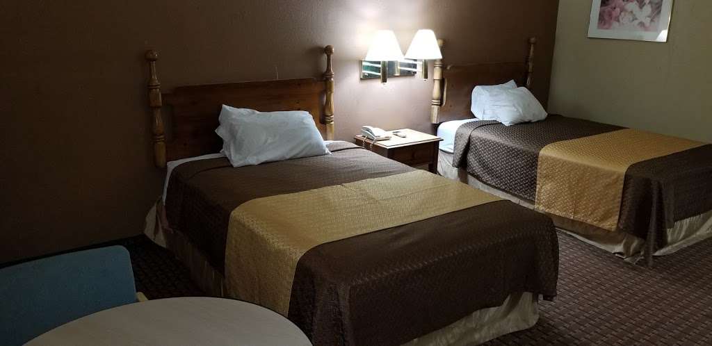 Mid Towne Inn & Suites | 9603 I-35 Frontage Rd, San Antonio, TX 78233, USA | Phone: (210) 655-2120