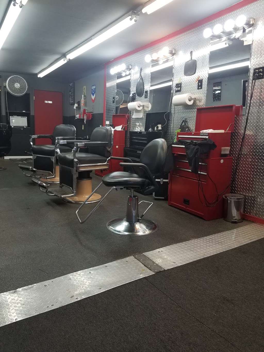 KUTT MUUR BARBERSHOP | 755 Enrique M. Barrera Pkwy, San Antonio, TX 78237, USA | Phone: (832) 359-5144