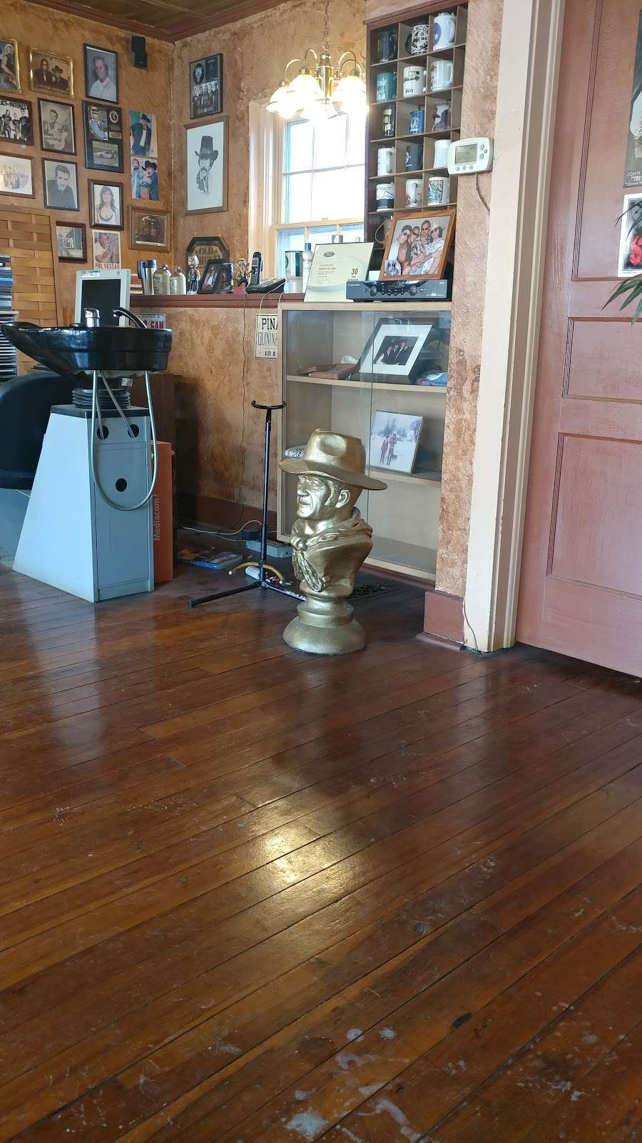 Country Club Barber Shop | 219 E Broadway Ave, Excelsior Springs, MO 64024, USA | Phone: (816) 630-0929