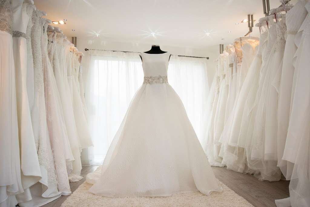 The White Wedding House | Hou Hatch, Weald Rd, Brentwood, Essex CM14 5QU, UK | Phone: 01277 280575