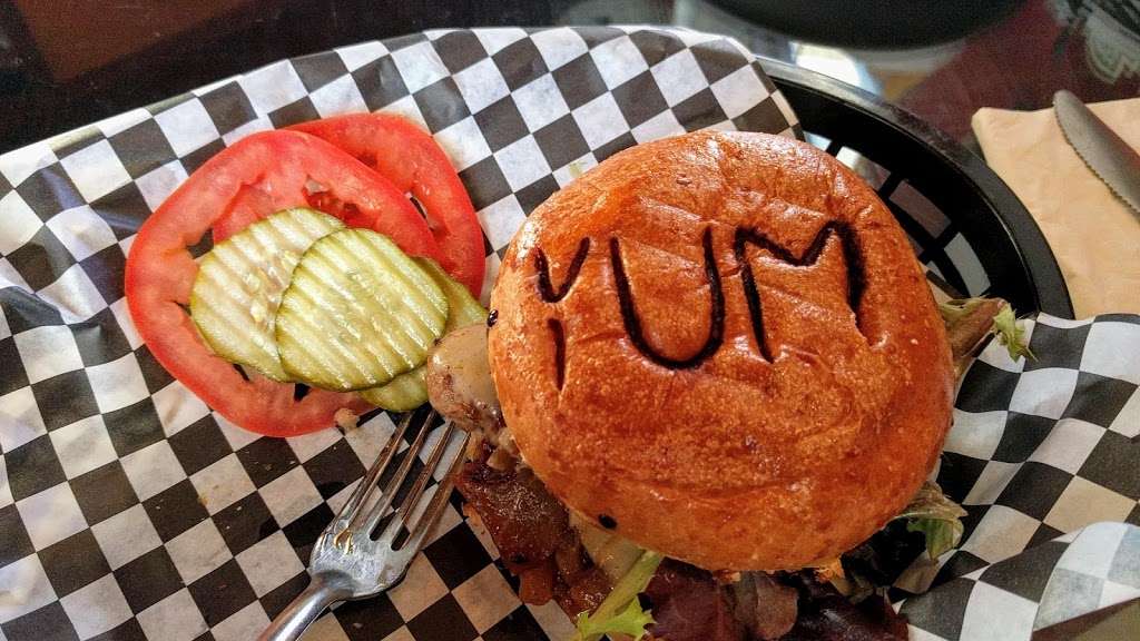 Oink and Moo Burgers and BBQ | 121 N Pico Ave, Fallbrook, CA 92028, USA | Phone: (760) 451-6005