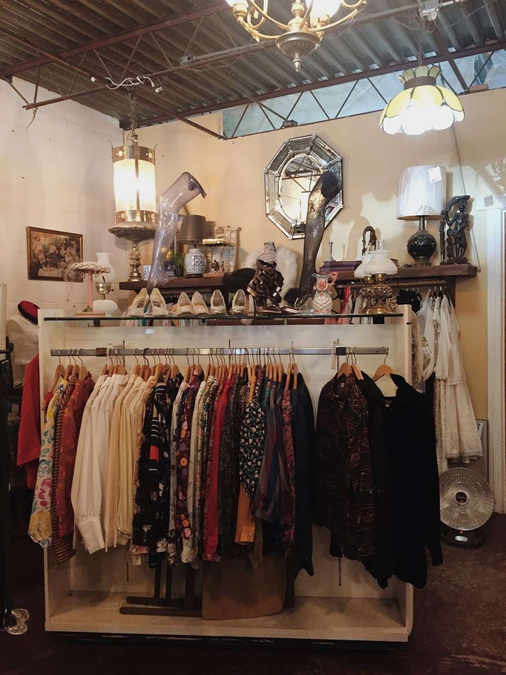 Pilsen Vintage | 1430 W 18th St, Chicago, IL 60608 | Phone: (312) 243-5915