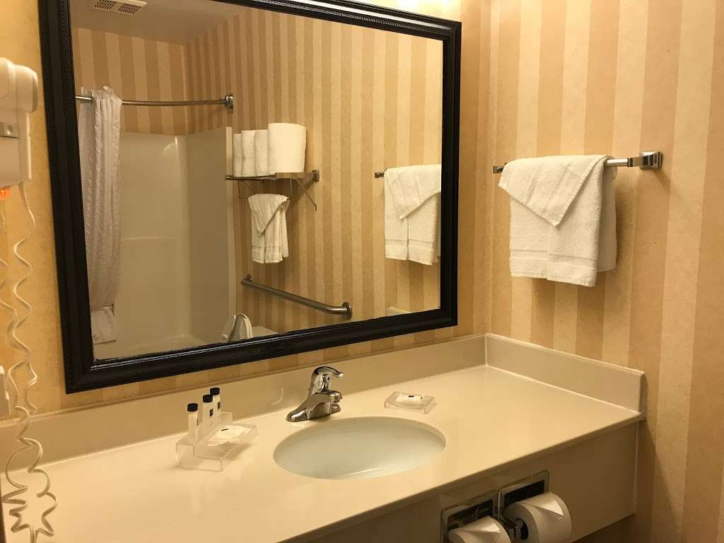 Country Inn & Suites by Radisson, Zion, IL | 1100 33rd St, Zion, IL 60099 | Phone: (847) 746-0101