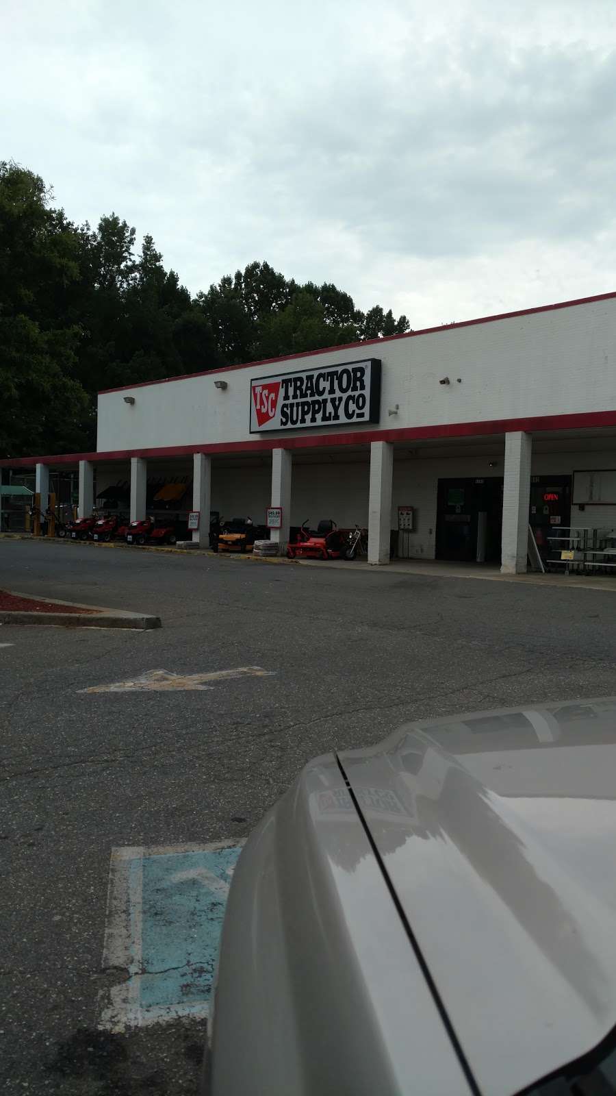 Tractor Supply Co. | 802 E Liberty St, York, SC 29745, USA | Phone: (803) 684-2919