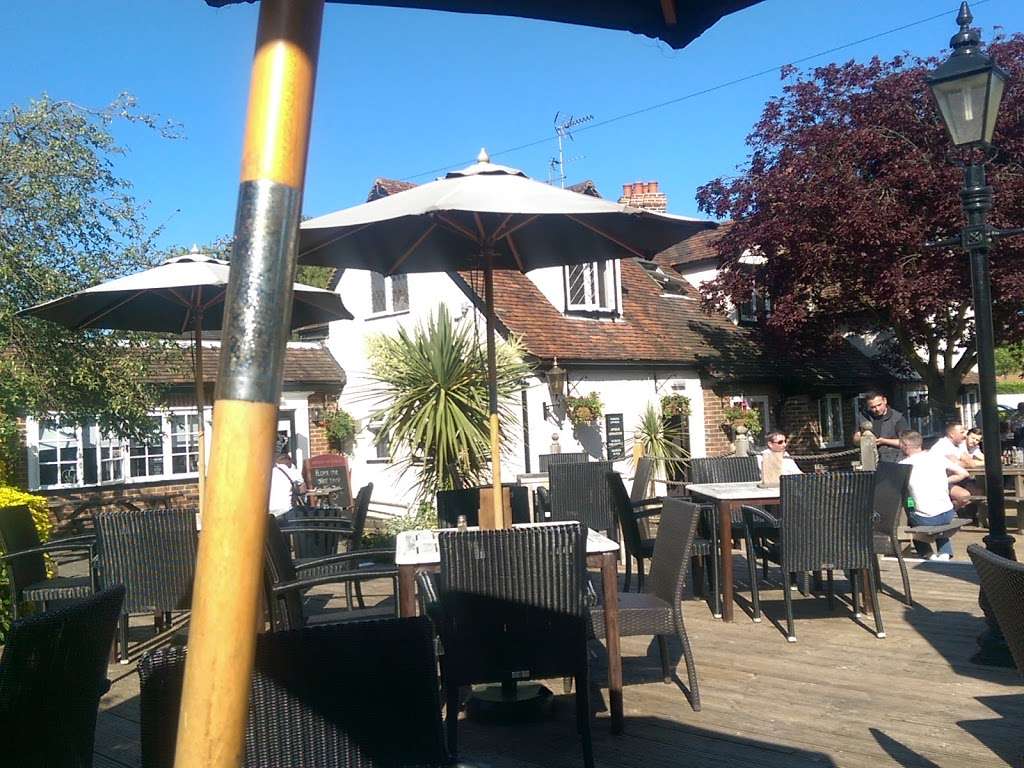 Queen Victoria | Coppice Row, Theydon Bois, Epping CM16 7ES, UK | Phone: 01992 812392