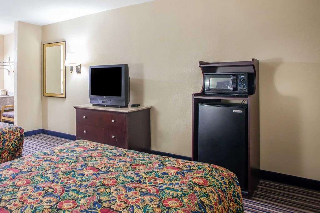 Econo Lodge Belton - Kansas City South | 222 Peculiar Dr, Belton, MO 64012, USA | Phone: (816) 322-1222