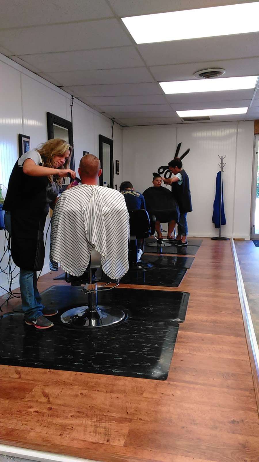 American Hairstation | 2821 S A St, Elwood, IN 46036, USA | Phone: (765) 557-7304