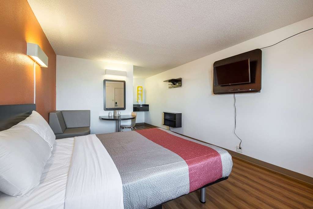 Motel 6 Indianapolis, IN - S. Harding St. | 4585 S Harding St, Indianapolis, IN 46217, USA | Phone: (317) 781-1350