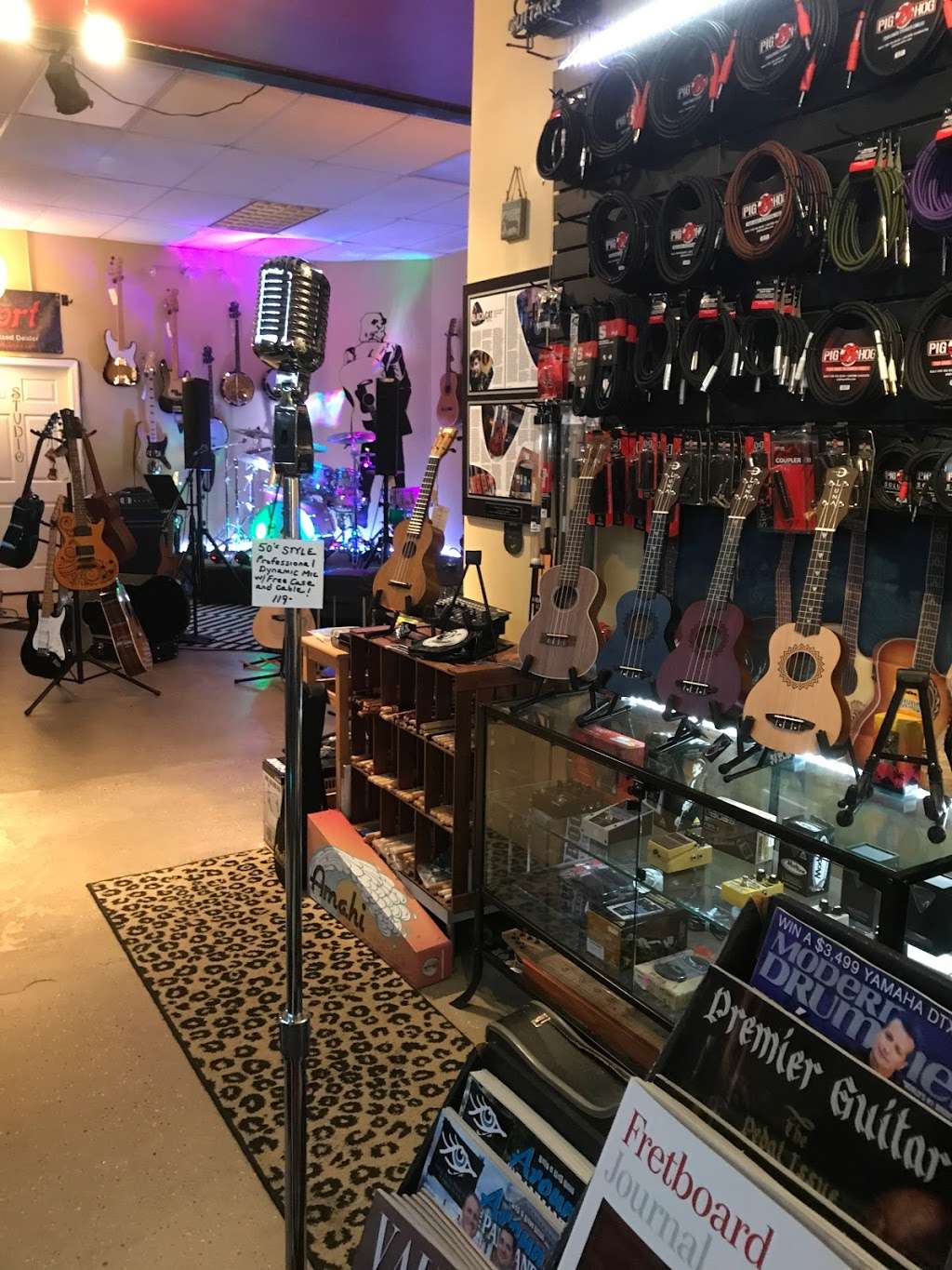 Black Cat Music Shop | 155 Independence St, Berkeley Springs, WV 25411, USA | Phone: (304) 258-4440