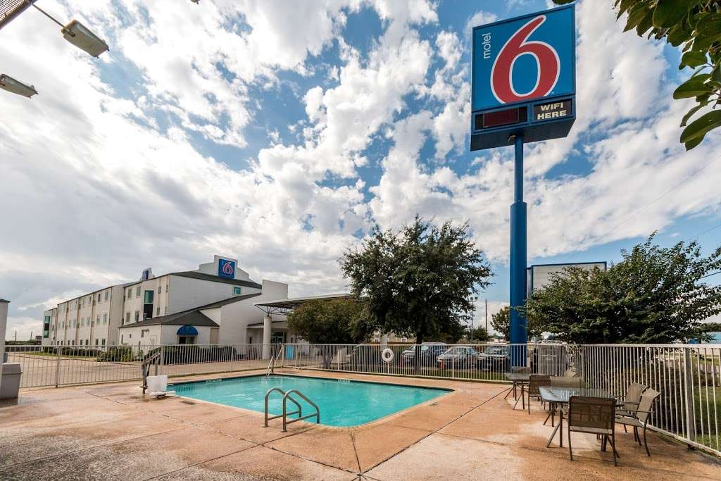 Motel 6 San Antonio South | 7950 S PanAm Expy, San Antonio, TX 78224, USA | Phone: (210) 928-2866