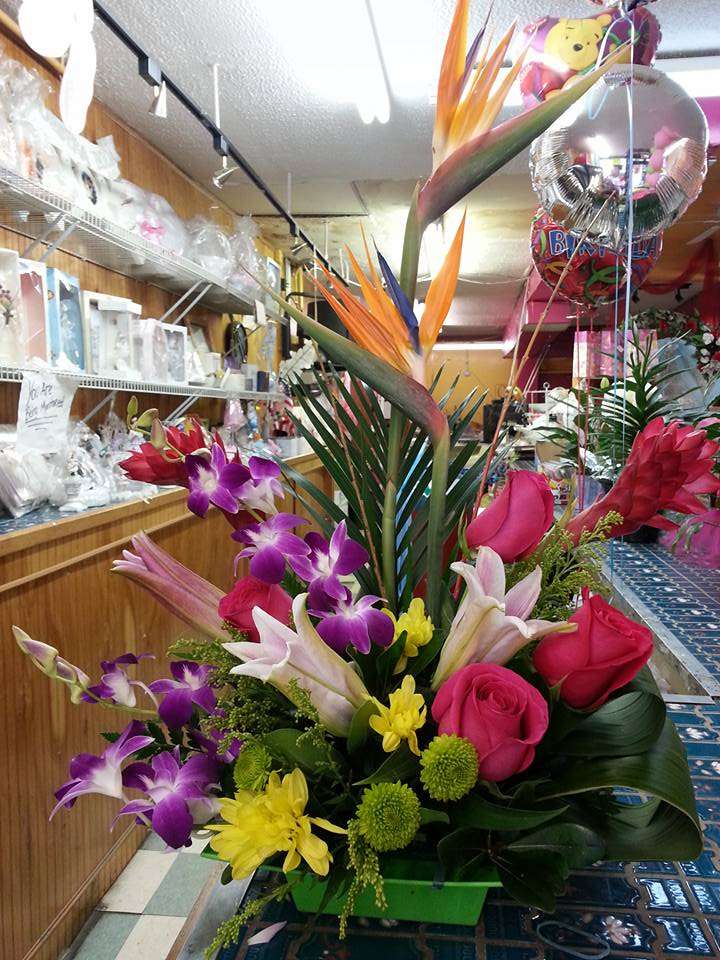 Mi Casa Flowers & Party Events | 2441 W Armitage Ave, Chicago, IL 60647, USA | Phone: (773) 384-5598