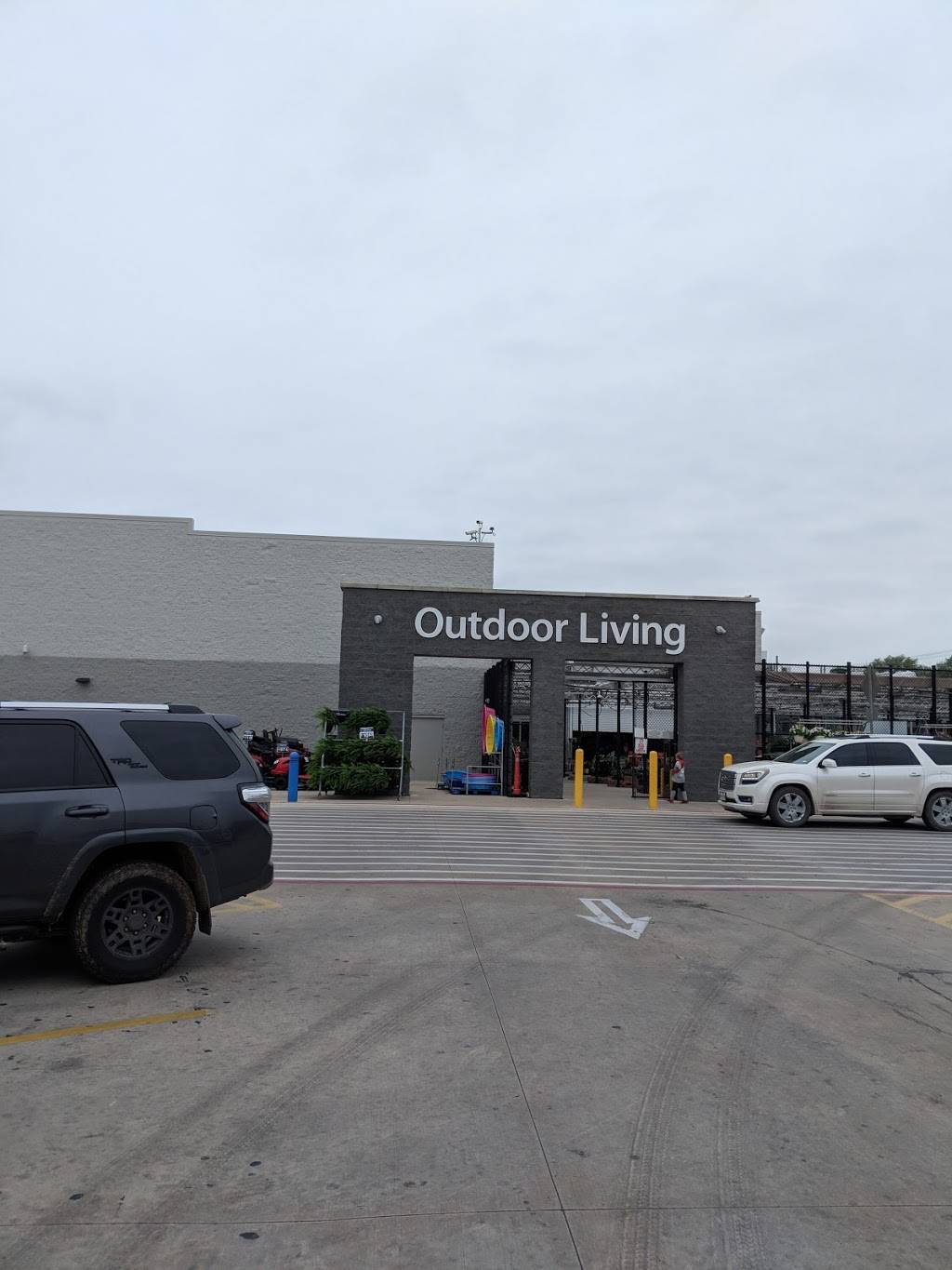 Walmart Garden Center | 305 10th St, Floresville, TX 78114, USA | Phone: (830) 393-4417