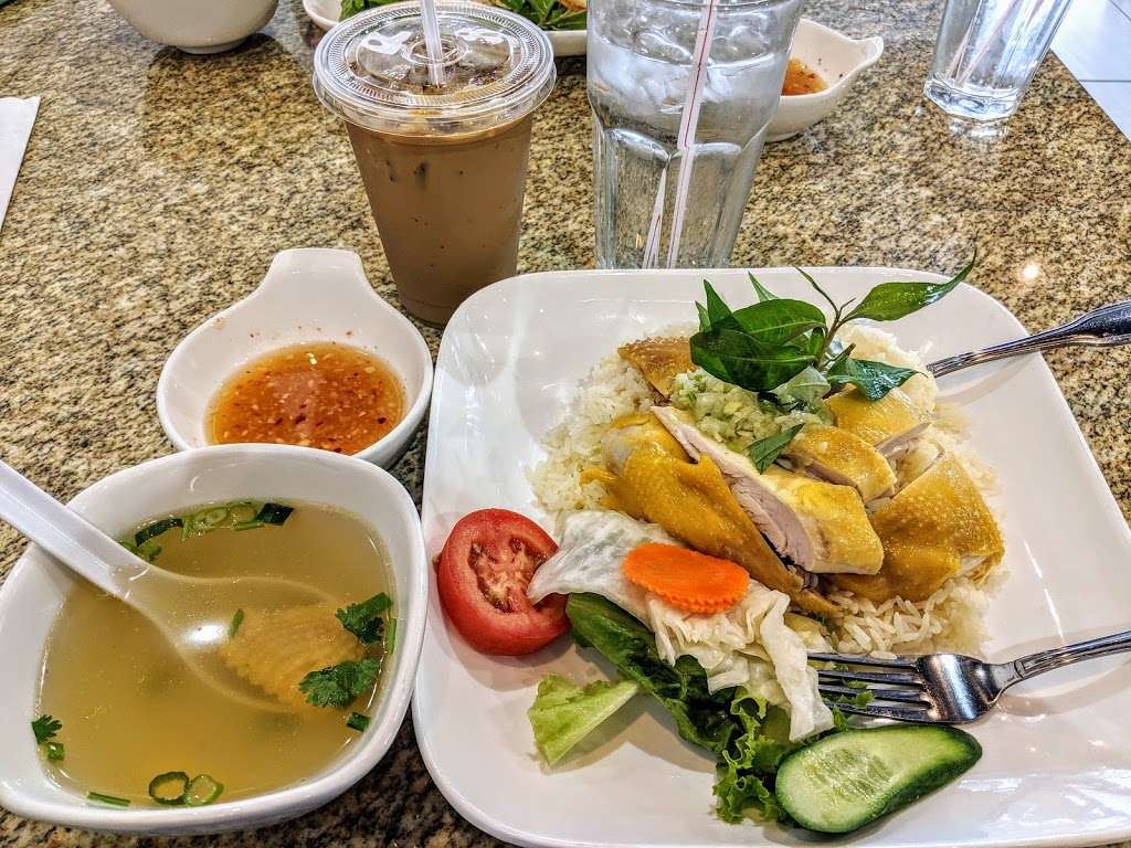 Cơm Gà Thượng Hải Chicken Noodle Soup | 4010 North Sam Houston Pkwy W #B, Houston, TX 77086 | Phone: (832) 666-2565