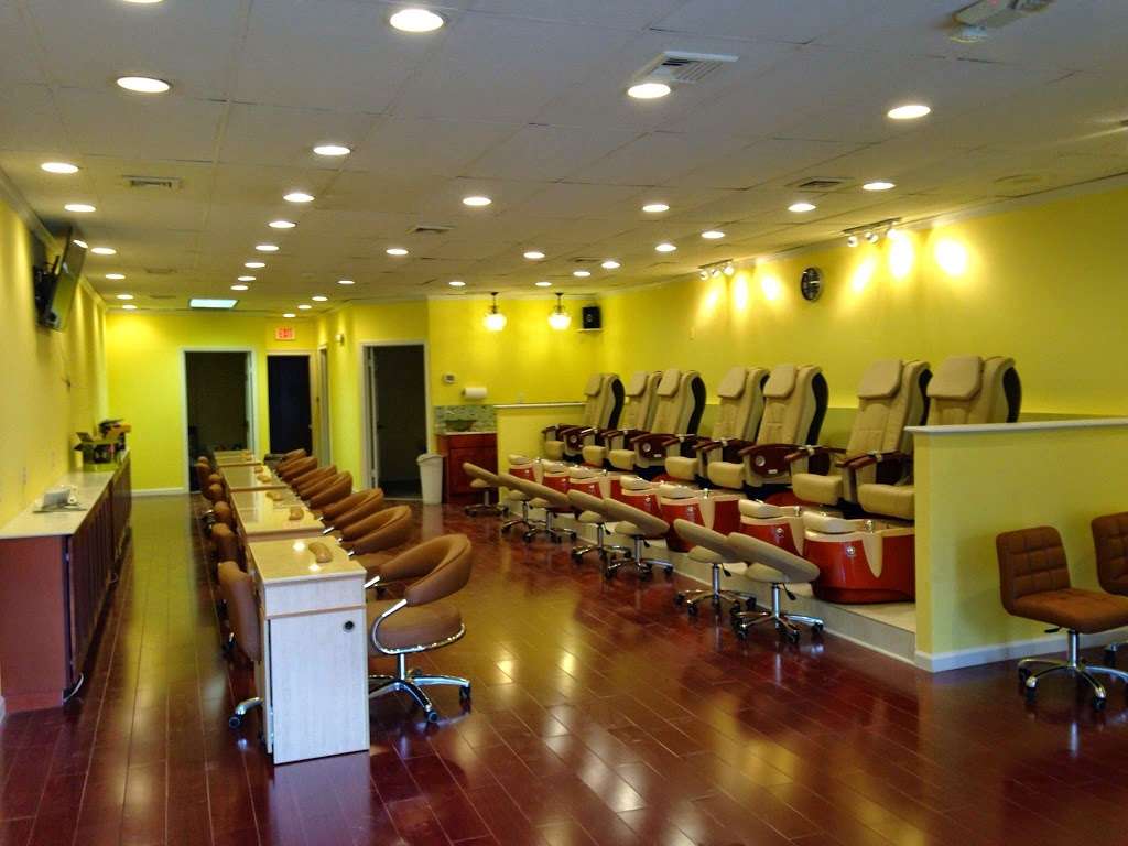 Blue Nail Reflexology Spa | 71 S Main St, Newtown, CT 06470 | Phone: (203) 491-2313