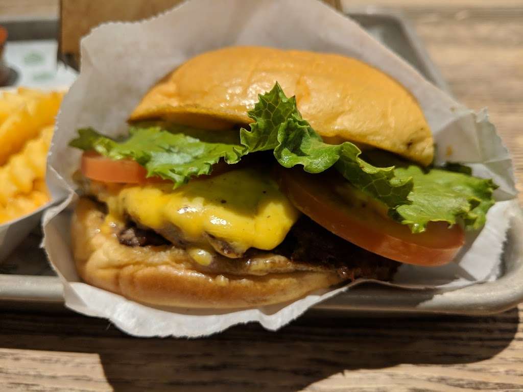 Shake Shack | 252 S Brand Blvd, Glendale, CA 91204, USA | Phone: (818) 858-1612