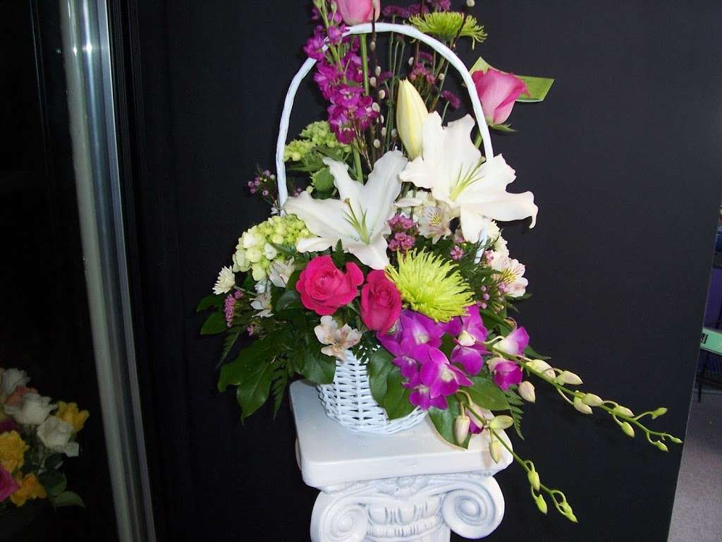 Blossoms Flower And Gift Shop | 1 Farwell Rd, Tyngsborough, MA 01879, USA | Phone: (978) 649-7656