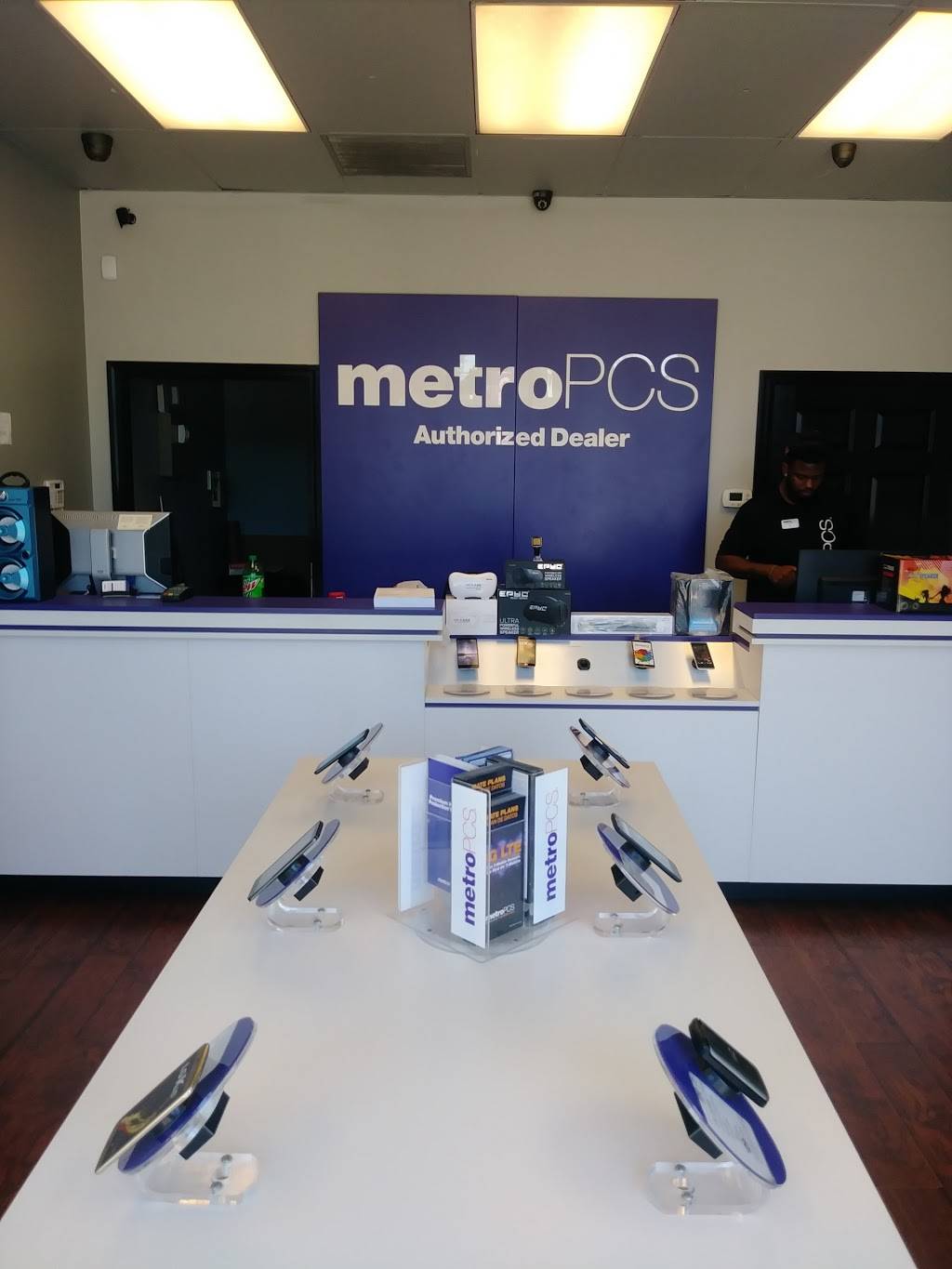 Metro by T-Mobile | 4735 Dixie Hwy Ste 24, Louisville, KY 40216, USA | Phone: (502) 749-7498