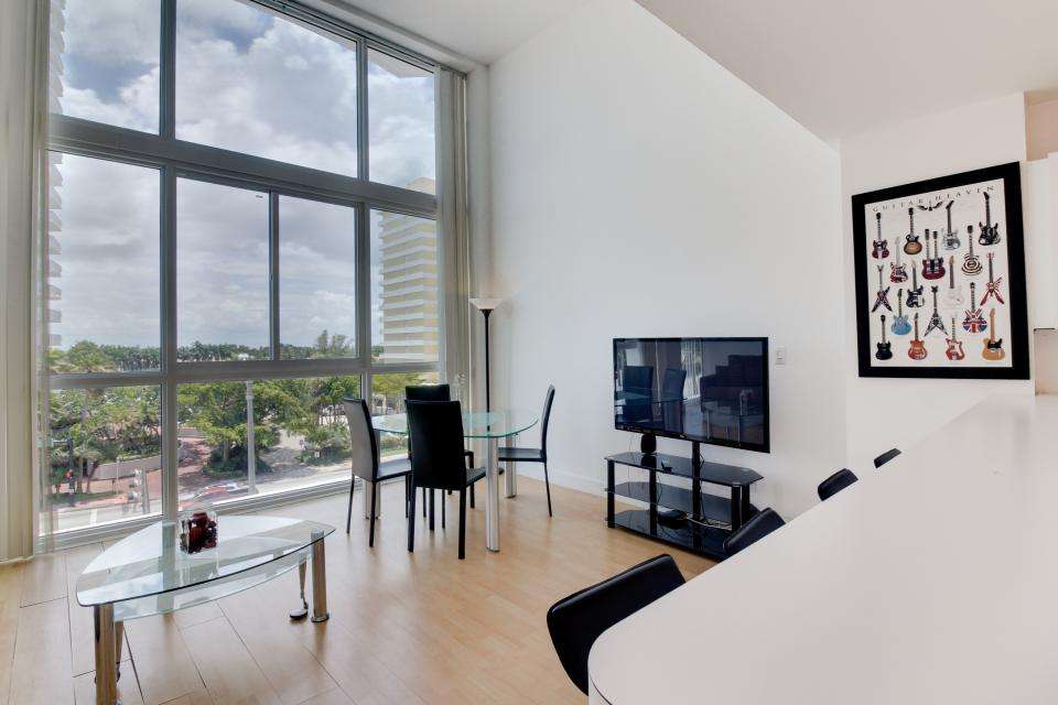 Miami Vacation Rentals by Vacasa | 5445 Collins Ave, Suite CU20, Miami Beach, FL 33140, USA | Phone: (855) 861-5757