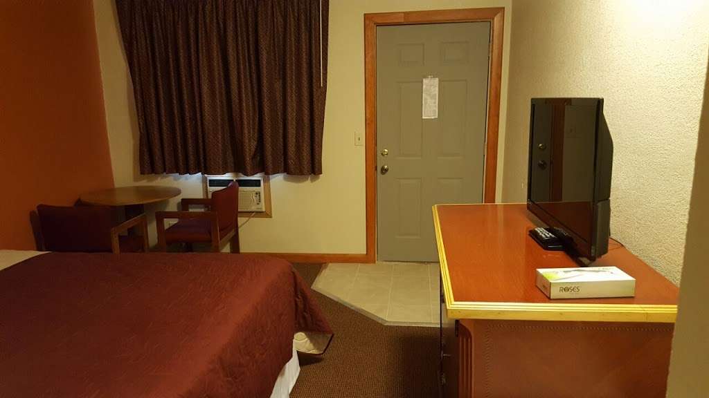 Tri-County Motel | N105 Main St, Whitewater, WI 53190, USA | Phone: (262) 945-5457