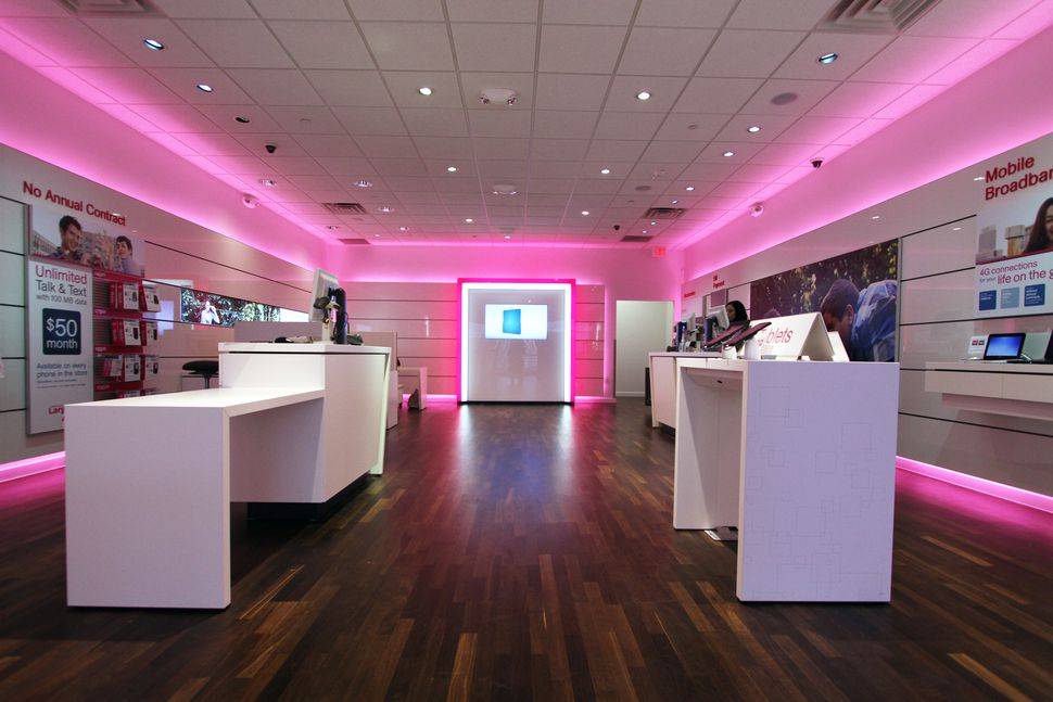 T-Mobile | 3740 Iowa Ave #101, Riverside, CA 92507, USA | Phone: (951) 684-5478