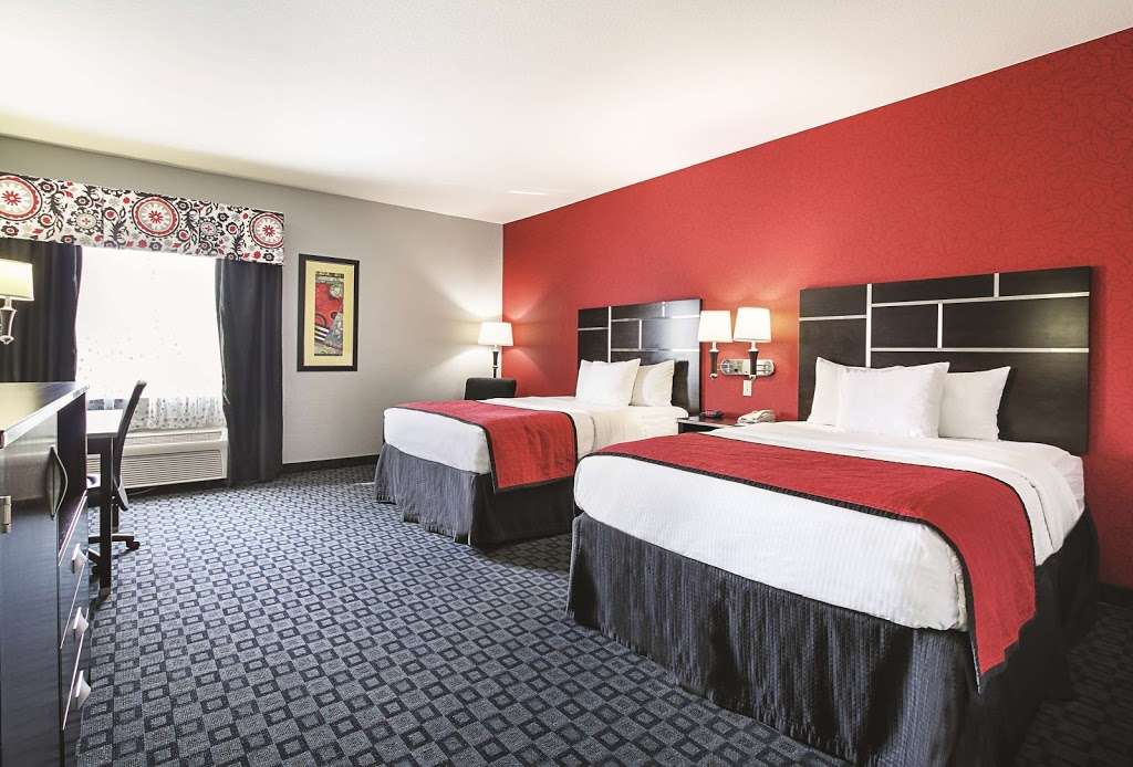 La Quinta Inn & Suites by Wyndham Dallas - Hutchins | 1000 Dowdy Ferry Rd, Hutchins, TX 75141, USA | Phone: (214) 269-1015