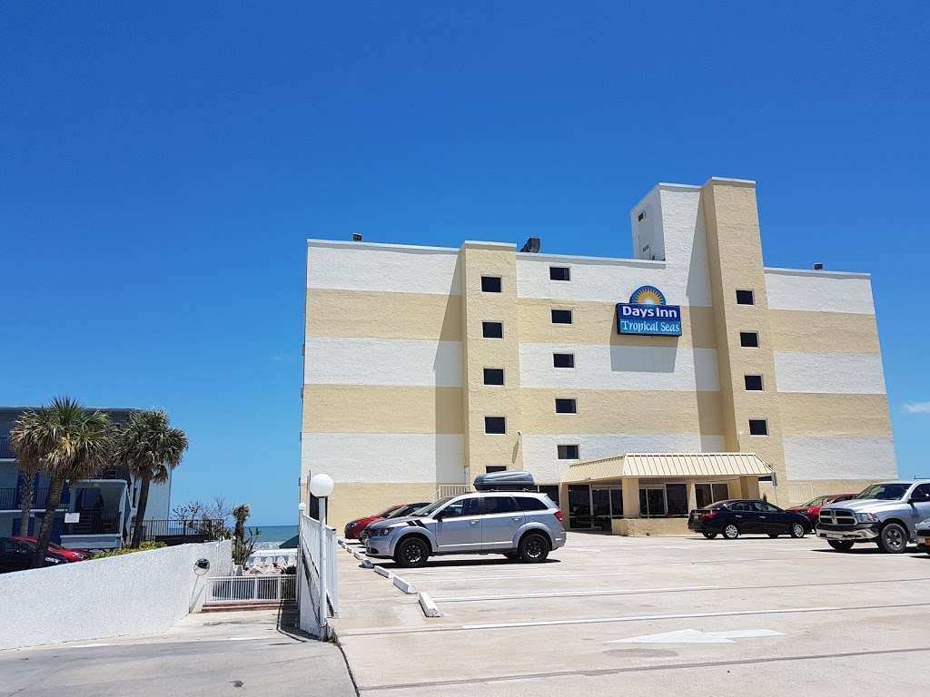 Days Inn by Wyndham Daytona Oceanfront | 3357 S Atlantic Ave, Daytona Beach, FL 32118, USA | Phone: (386) 506-8978