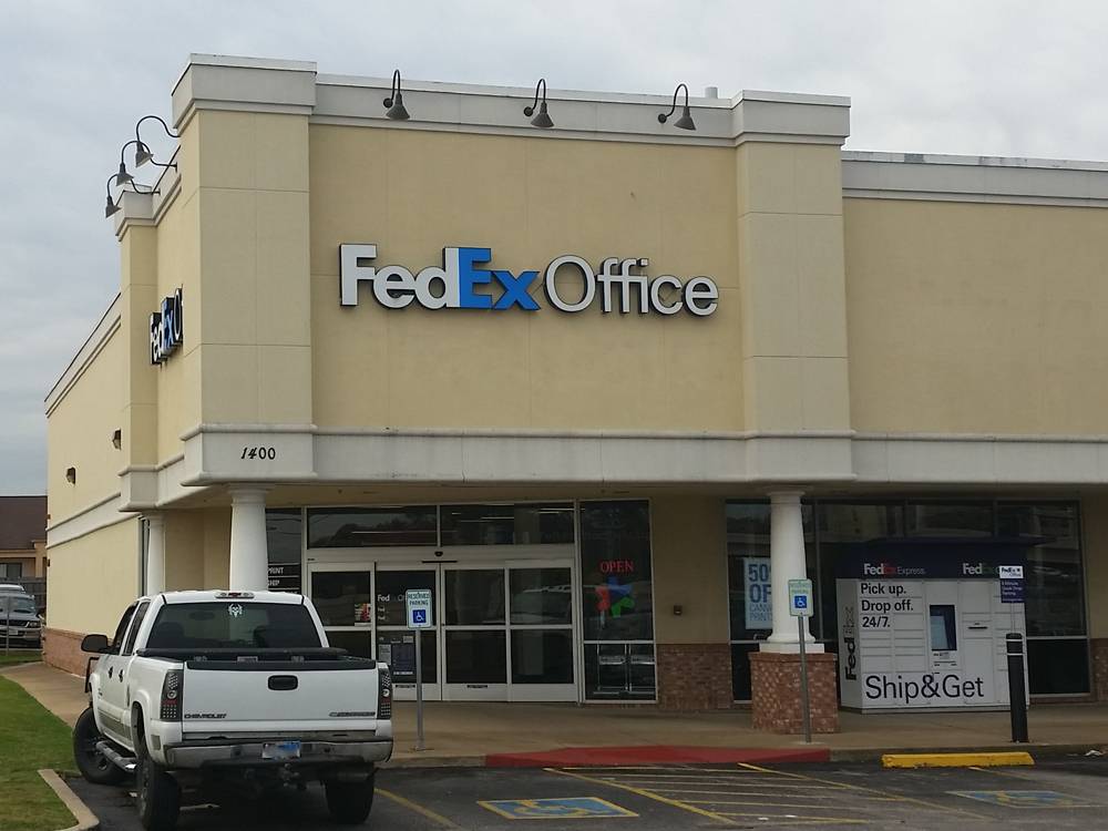 FedEx Office Print & Ship Center | 1400 E Copeland Rd, Arlington, TX 76011, USA | Phone: (817) 543-0833