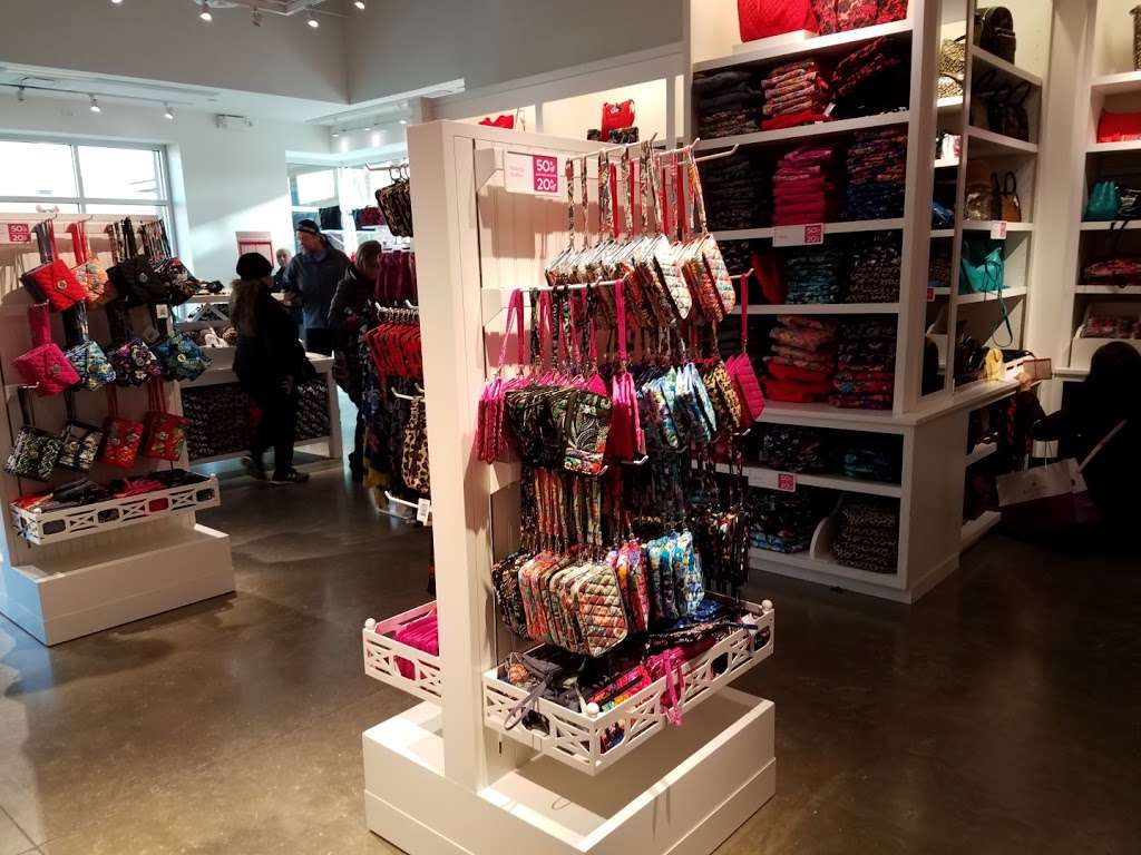 Vera Bradley Factory Outlet | 1650 Premium Outlet Blvd Suite 565, Aurora, IL 60502 | Phone: (630) 585-7661