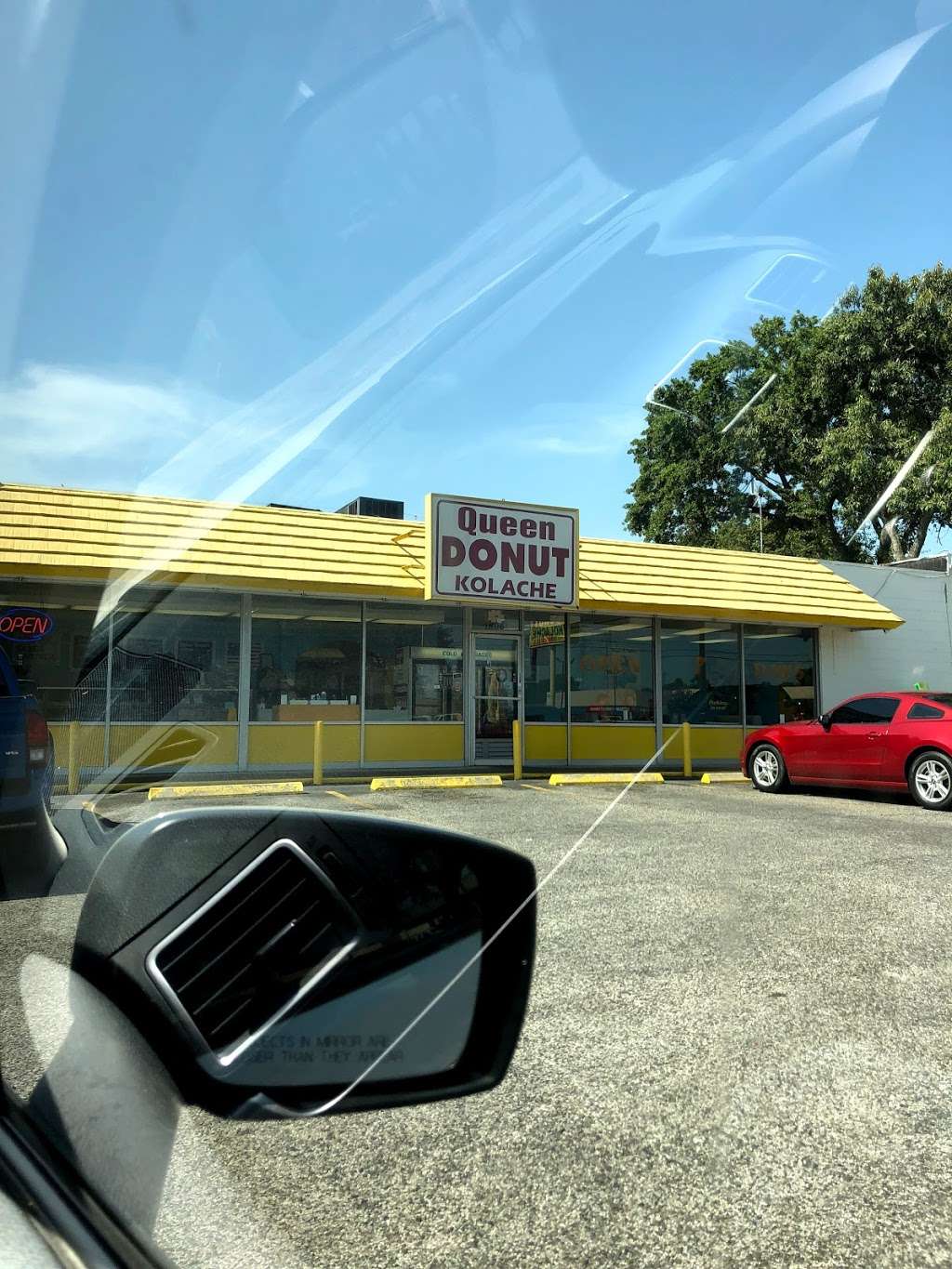 Queen Donut Shop | 1806 W 18th St, Houston, TX 77008, USA | Phone: (713) 869-2335
