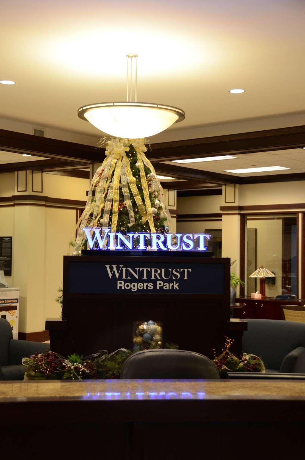 Wintrust Bank - Rogers Park | 7555 N Western Ave, Chicago, IL 60645, USA | Phone: (773) 262-1100