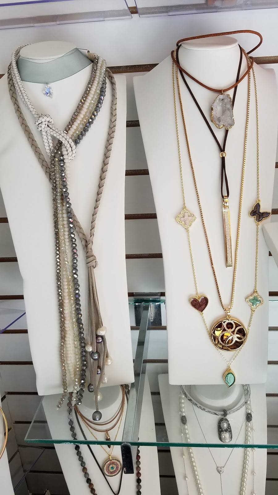 Ivonnes Jewelry & Handbags | 1420 Zaragoza St, Laredo, TX 78040, USA | Phone: (956) 324-7191