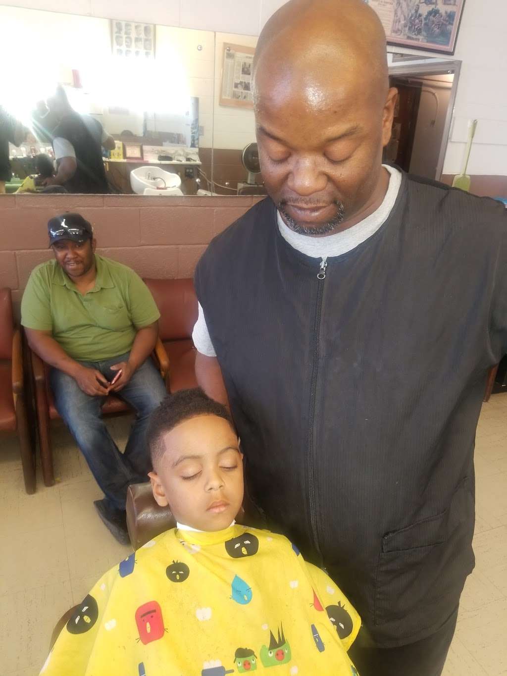 MOBLEY COMMUNITY BARBERSHOP | 2036 N Graham St, Charlotte, NC 28206, USA | Phone: (980) 209-1075