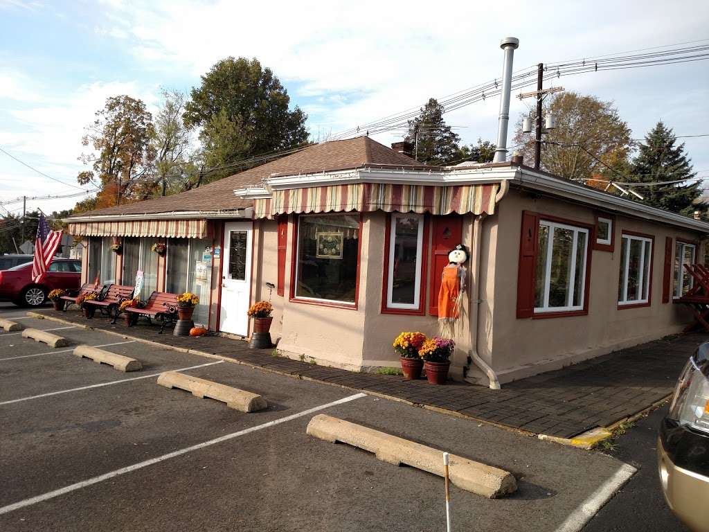 Moms Restaurant | 36 John Ringo Rd, Ringoes, NJ 08551, USA | Phone: (908) 782-8025