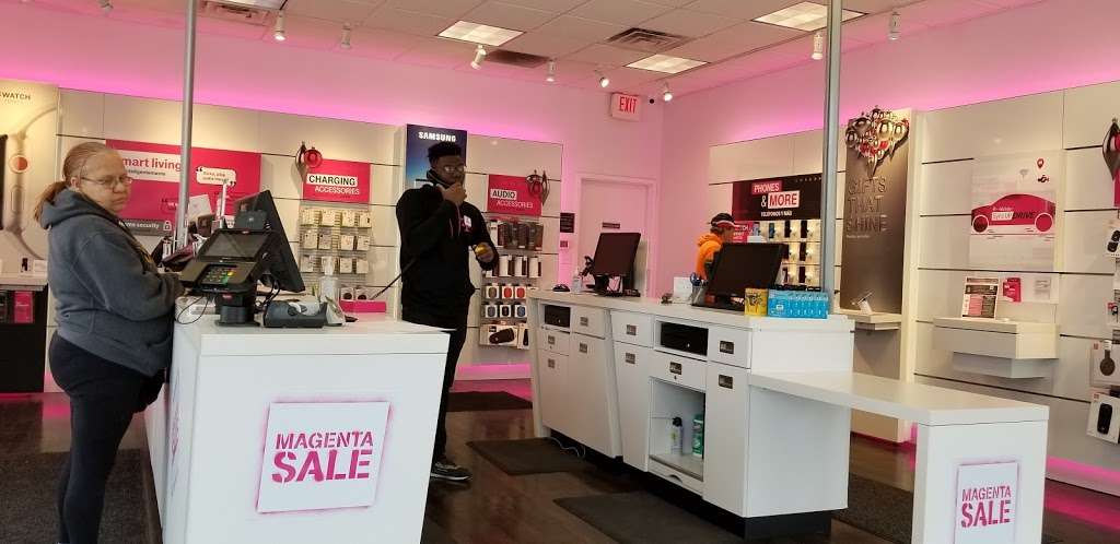 T-Mobile | 3501 S Noland Rd, Independence, MO 64055, USA | Phone: (816) 461-5500